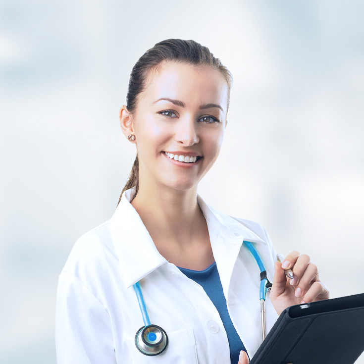 найти хорошего терапевта. красильникова лариса владимировна. женщина врач за столом. обследование у врача. врач и пациент.